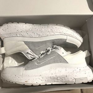 Grey & White Nikes. Worn a few times but is in excellent condition!